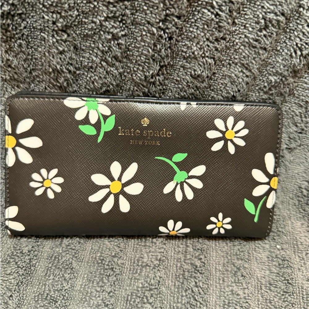 Kate Spade Dana Large Slim Bifold Wallet with a scattered daisies pattern-NWOT